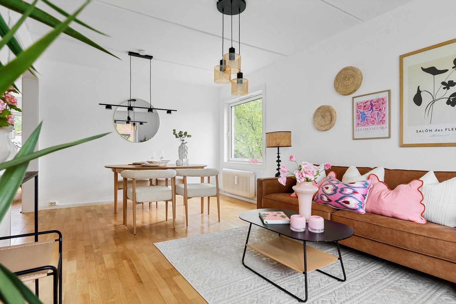 Stuen har plass til både sofagruppe og spiseplass Galleribilde