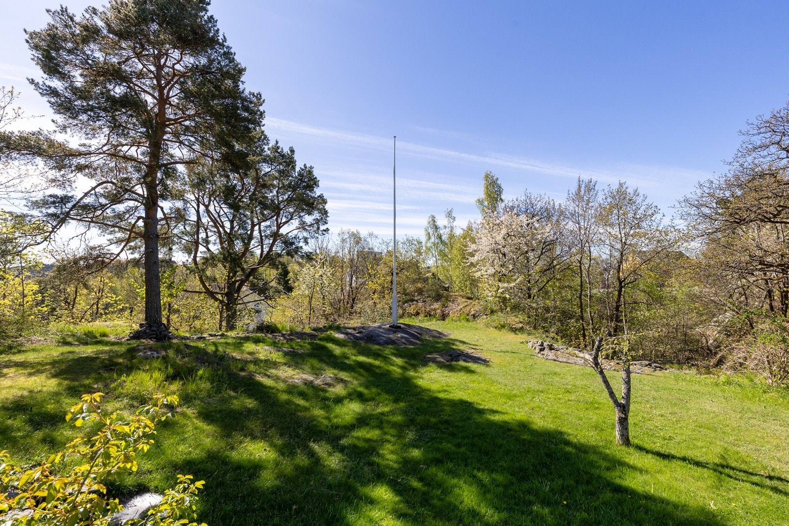 Gode solforhold i naturskjønne omgivelser, like ved sentrum Galleribilde
