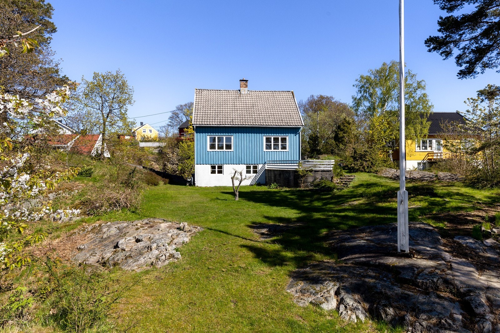 Sjarmerende og solrik tomt med flott beliggenhet i naturskjønne omgivelser på "toppen" av byen Galleribilde