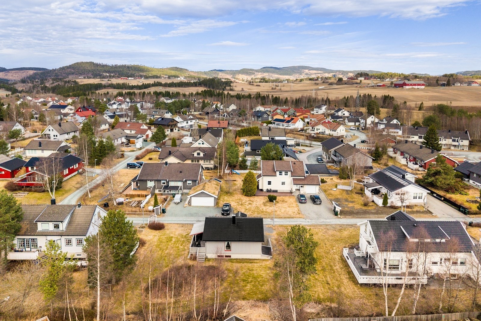 Romslig tomt med god boltreplass for både store og små. Galleribilde