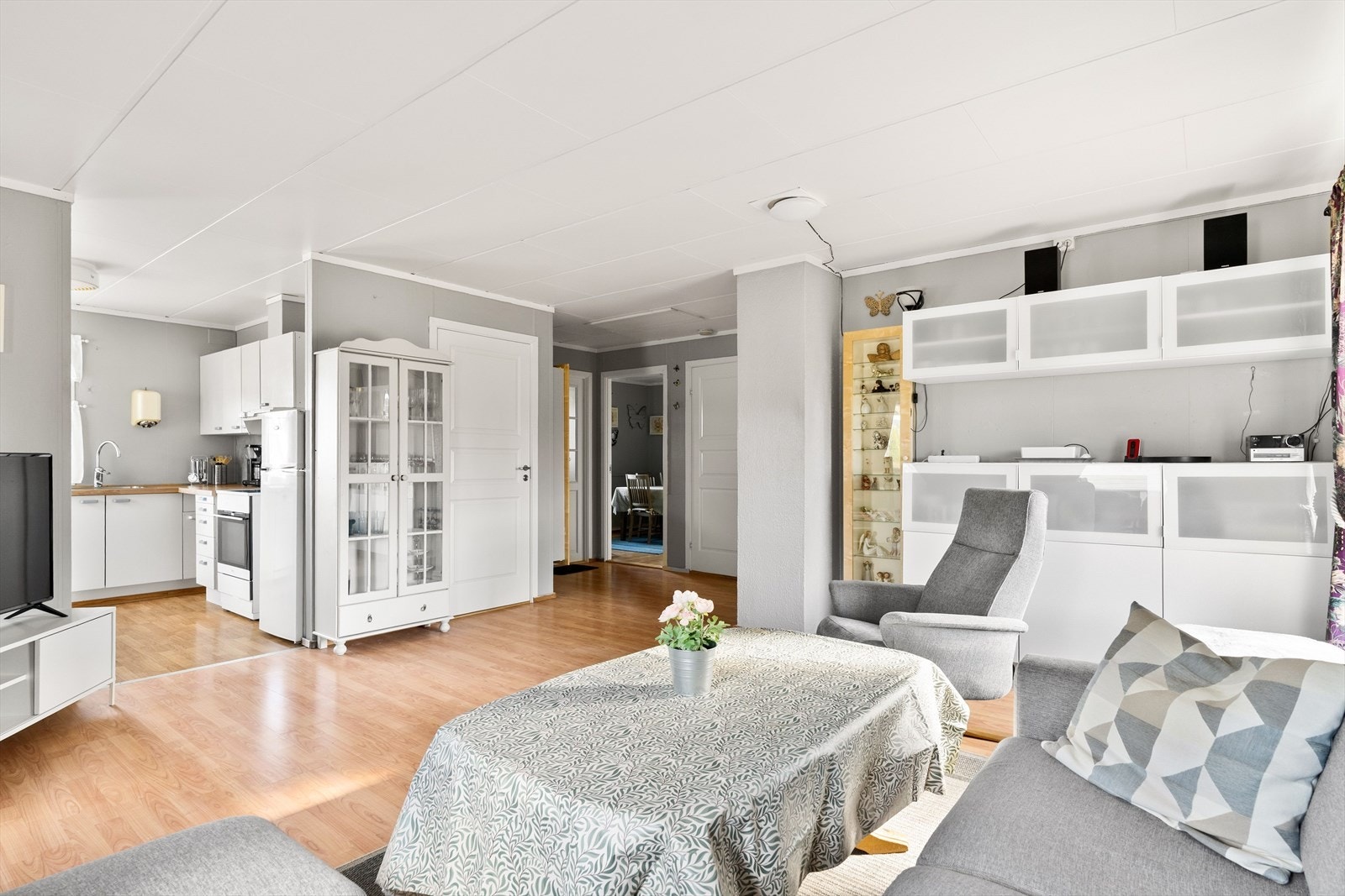Kjøkkenet ligger i en delvis åpen løsning mot stuen. Galleribilde