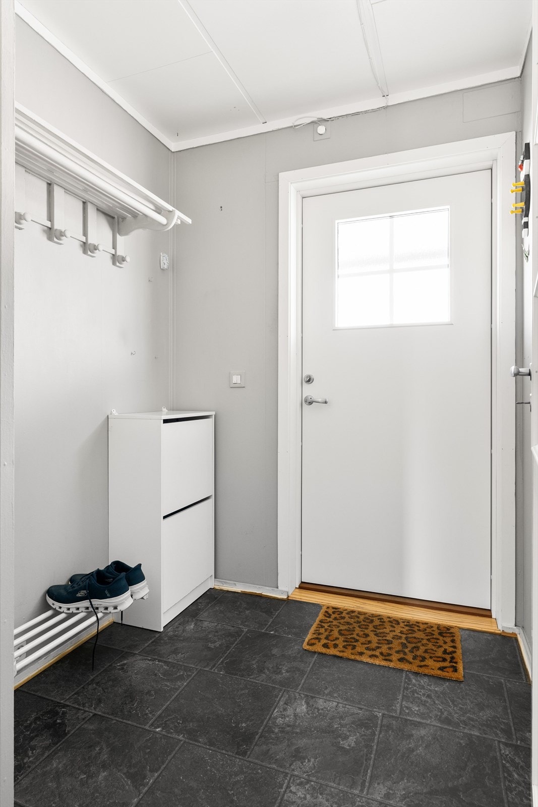 Velkommen inn. Entré med plass for sko og klesavheng. Galleribilde