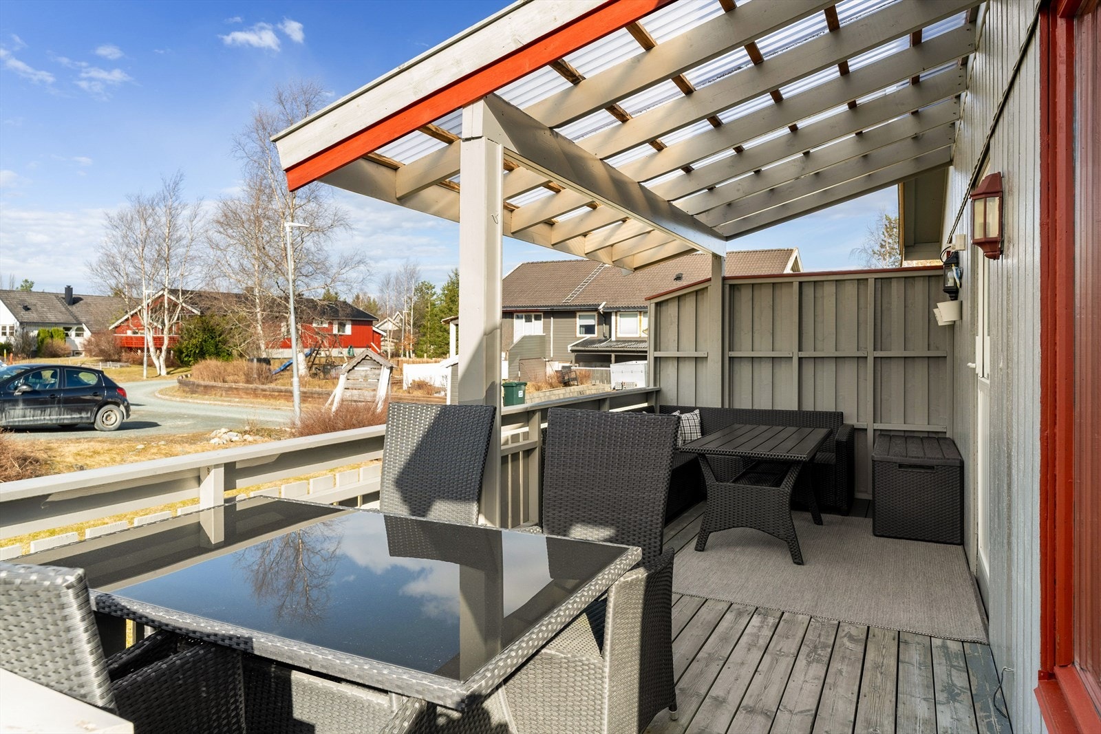 Overbygget terrasse gir skjermet uteplass med god bruksmulighet. Galleribilde