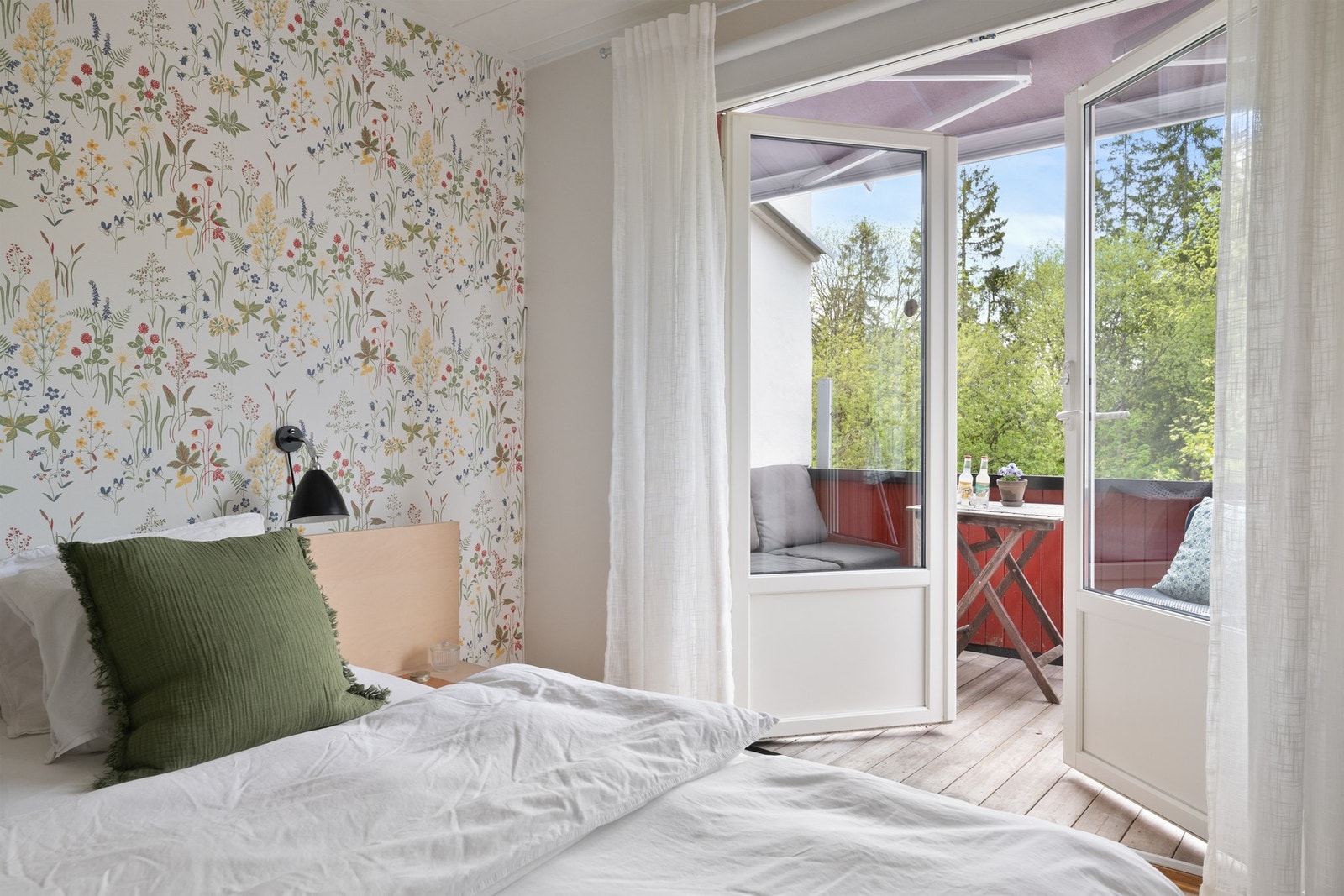 Fra hovedsoverommet er det adkomst til en hyggelig veranda på ca. 6 m², med grønt utsyn og en skjermet følelse. Galleribilde