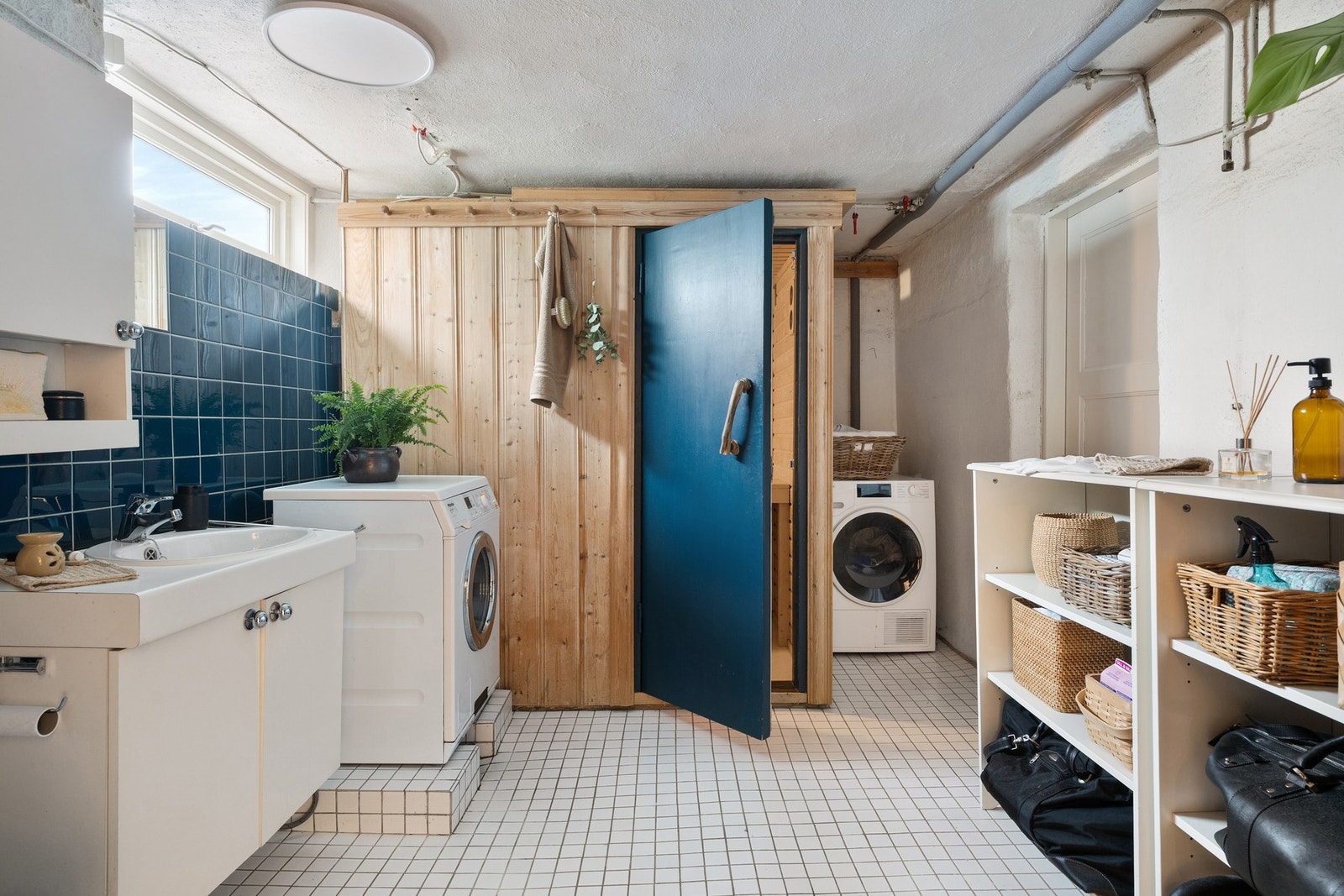 Badet i kjeller har god plass til praktisk bruk og oppbevaring, samt direkte adkomst til badstue. Galleribilde