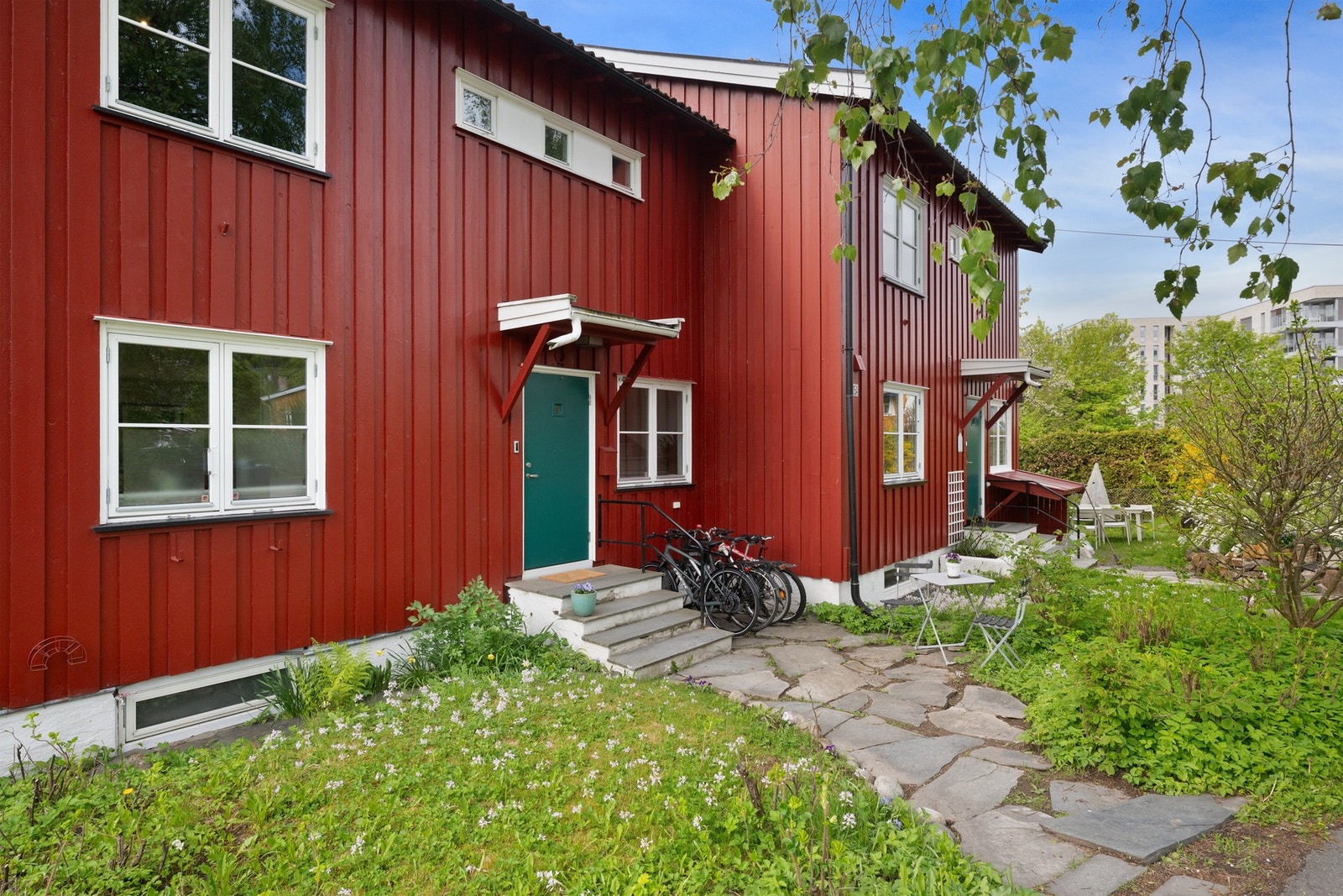 Rolig og grønt beliggende med flotte fellesarealer rett utenfor, kort vei til Holmen T-bane, barnehager, skoler, nærbutikker og fine turområder. Galleribilde