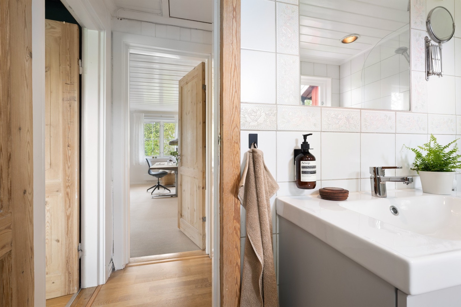 Badet i 2. etasje ligger praktisk til ved soverommene og har flislagte overflater, servantinnredning og adkomst fra gangen. Galleribilde