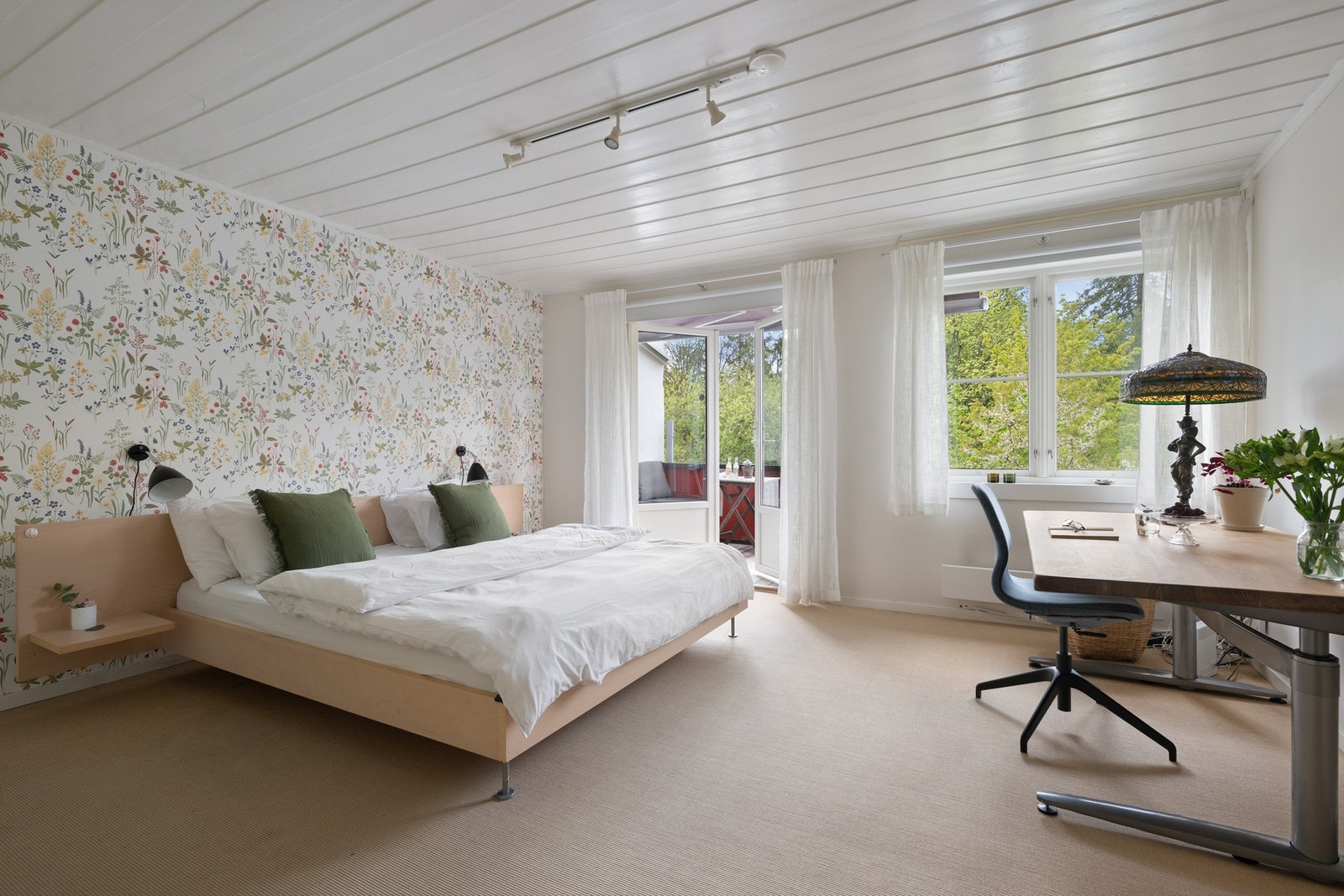 Hovedsoverommet er romslig og lyst, med plass til både garderobe og arbeidsplass. Galleribilde