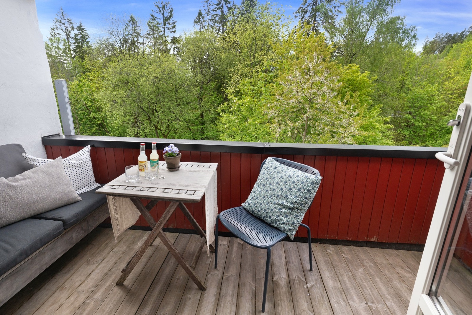 Verandaen vender mot rolige og grønne omgivelser, og gir hovedsoverommet en ekstra kvalitet i hverdagen. Galleribilde