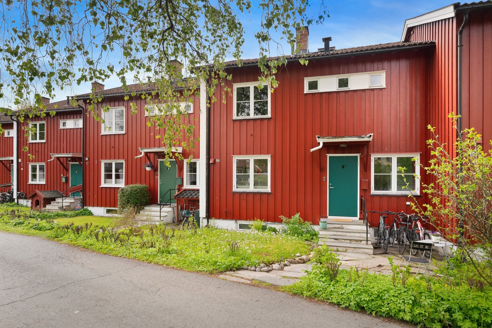 Innholdsrik og familievennlig bolig over tre plan med tre soverom, murt peis, god planløsning og stor sydvendt terrasse på ca. 45 m². Galleribilde