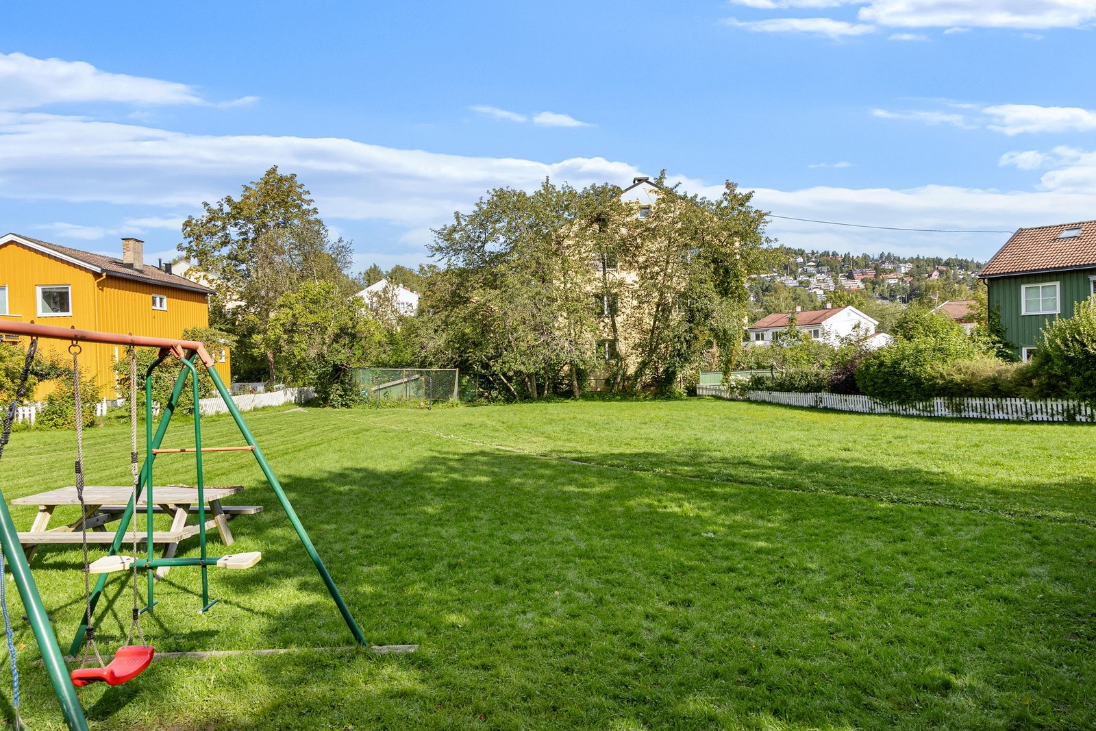 Trygt og barnevennlig område med felles lekeplass og grøntareal. Galleribilde