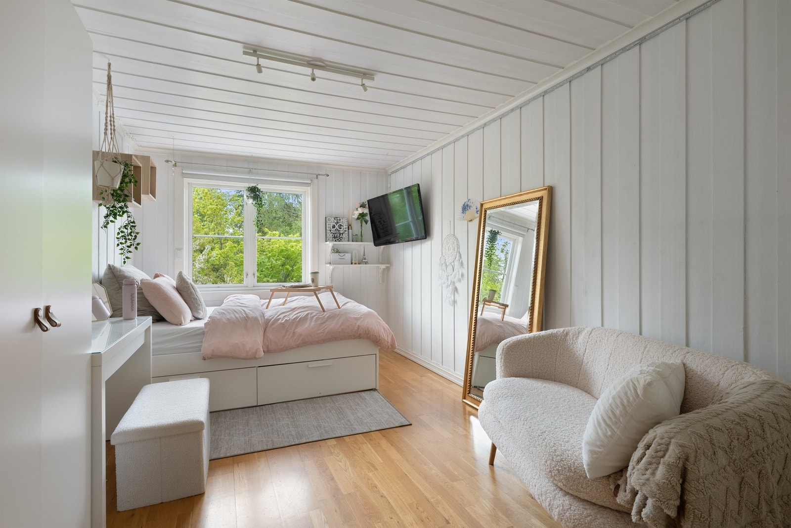 Soverom 2 har god størrelse, lyst uttrykk og plass til både seng, garderobe og arbeidsplass. Galleribilde