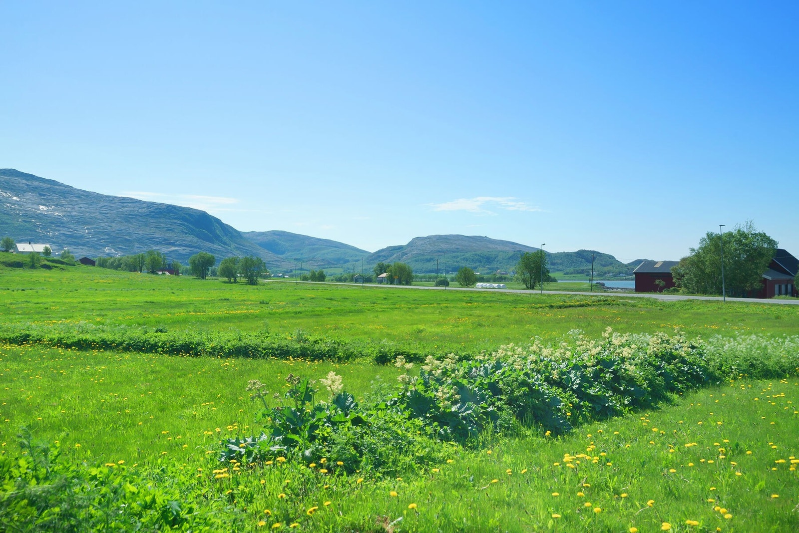Eiendommen ligger i landlige omgivelser, ca. 14 km fra Sandnessjøen sentrum. Galleribilde