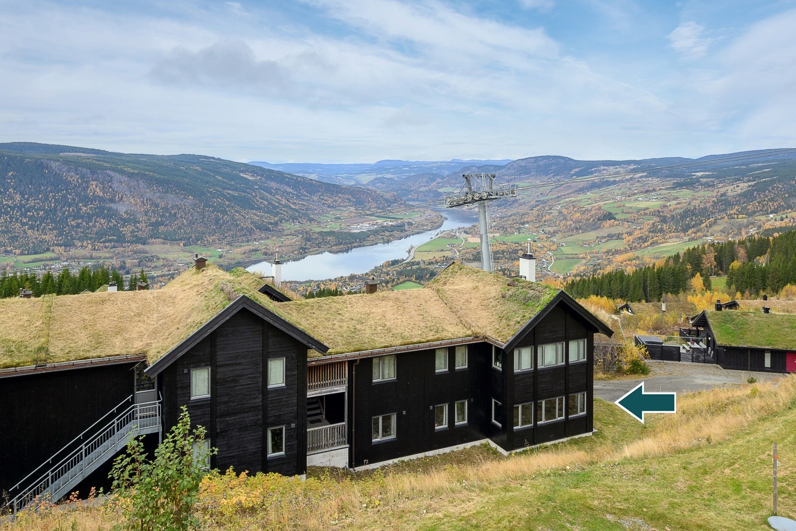 Leiligheten ligger i Hafjell Fjellandsby, og har en nydelig utsikt oppover Gudbrandsdalen og Lågen. Galleribilde