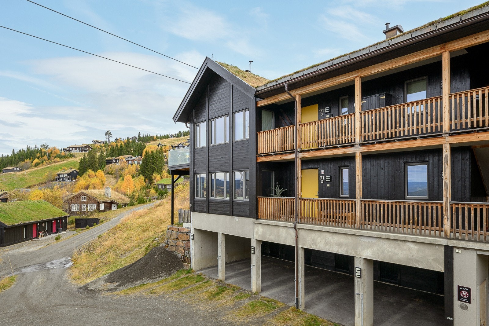 Hver leilighet disponerer én p-plass i carport-anlegget som ligger under leilighetene. Galleribilde
