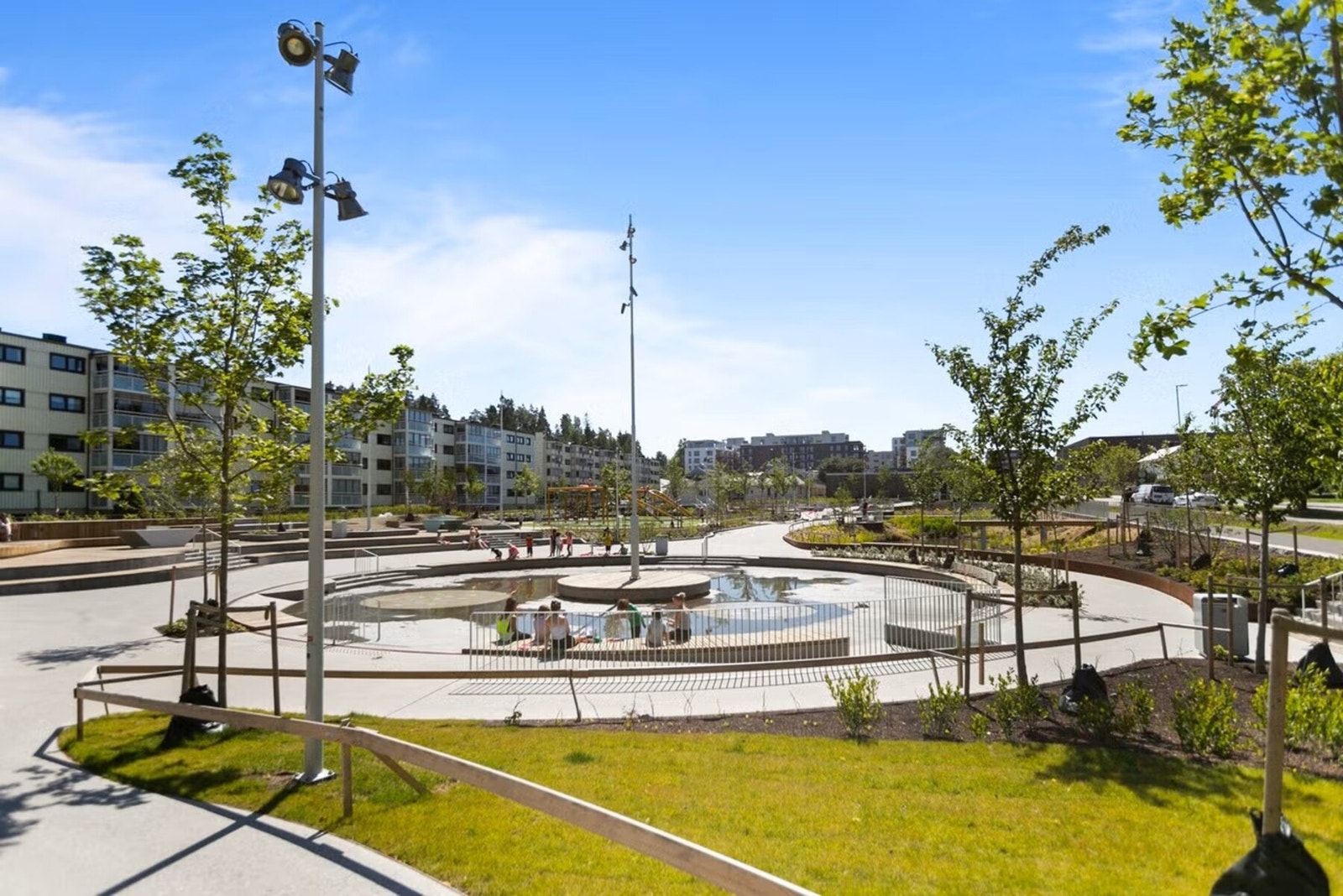 Skårerparken har lekeplasser, sittegrupper og er en yrende aktivitetspark på dagtid. Galleribilde