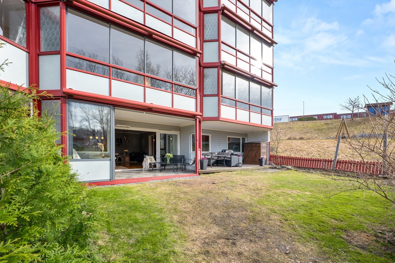 Leiligheten har et særdeles stort uteområde, med både hage, terrasse og innglasset veranda med mulighet for å åpne helt opp. Galleribilde