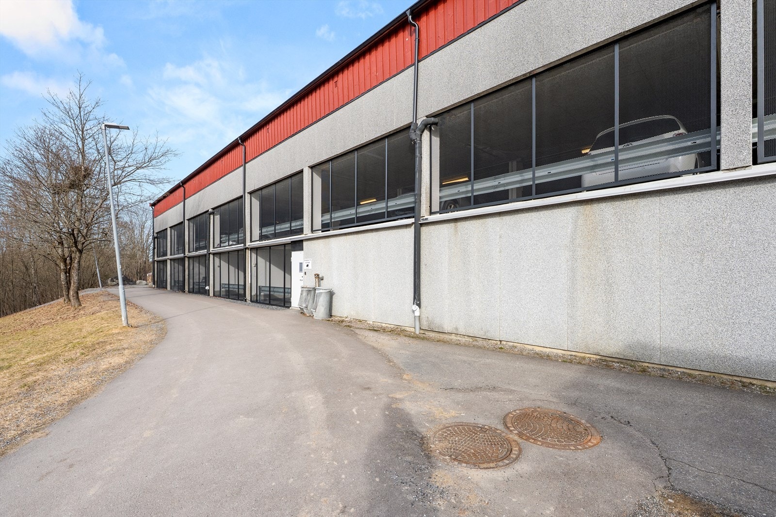 Det medfølger garasjeplass i eget garasjehus Galleribilde
