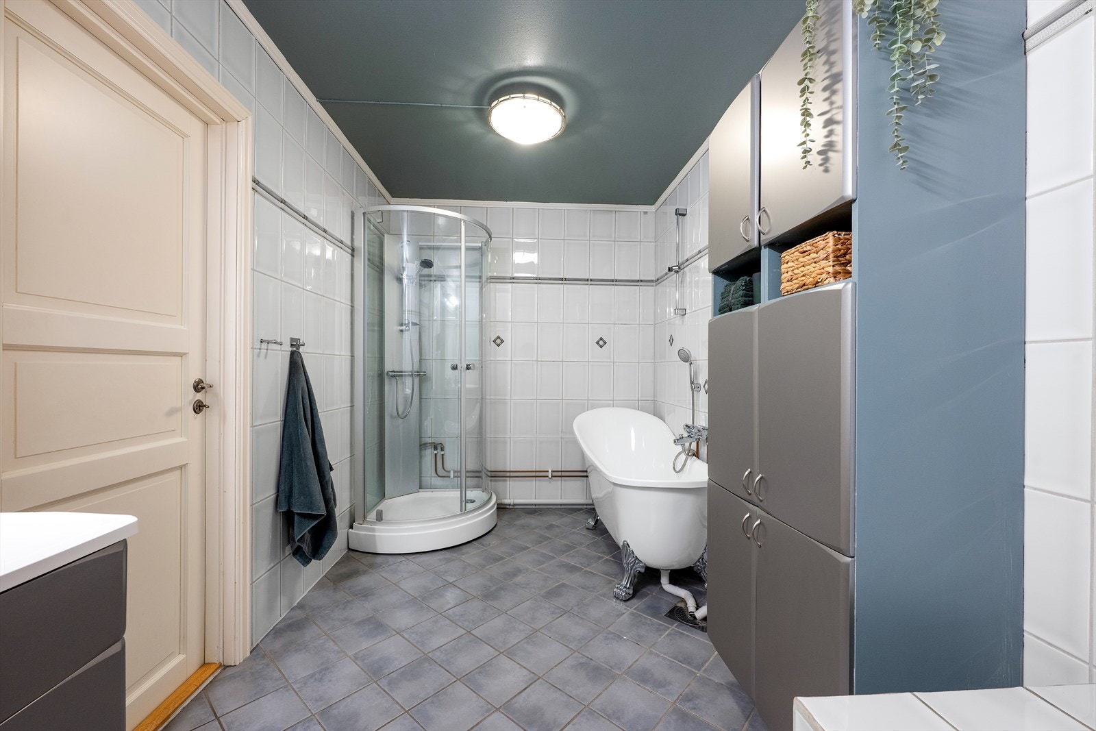 Det er i tillegg både dusj og badekar Galleribilde