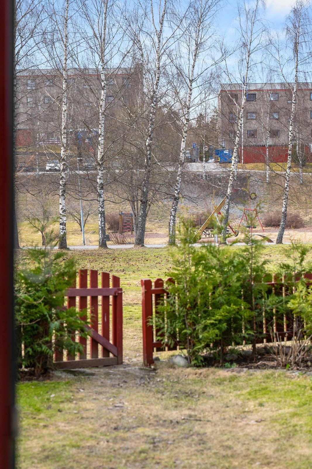 Det er port i gjerdet, som gjør det enkelt for barna og gå ned på lekeplassen utenfor blokken Galleribilde