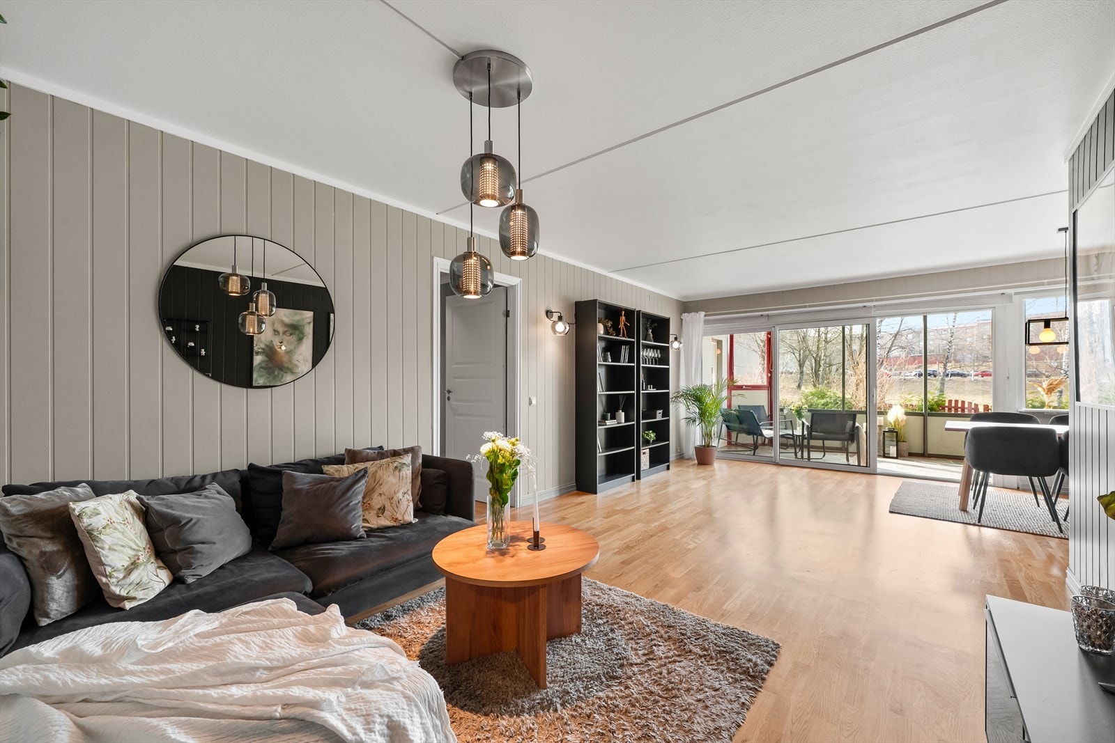 Det er god plass til både sofagruppe, spisebord og annet ønsket møblement Galleribilde