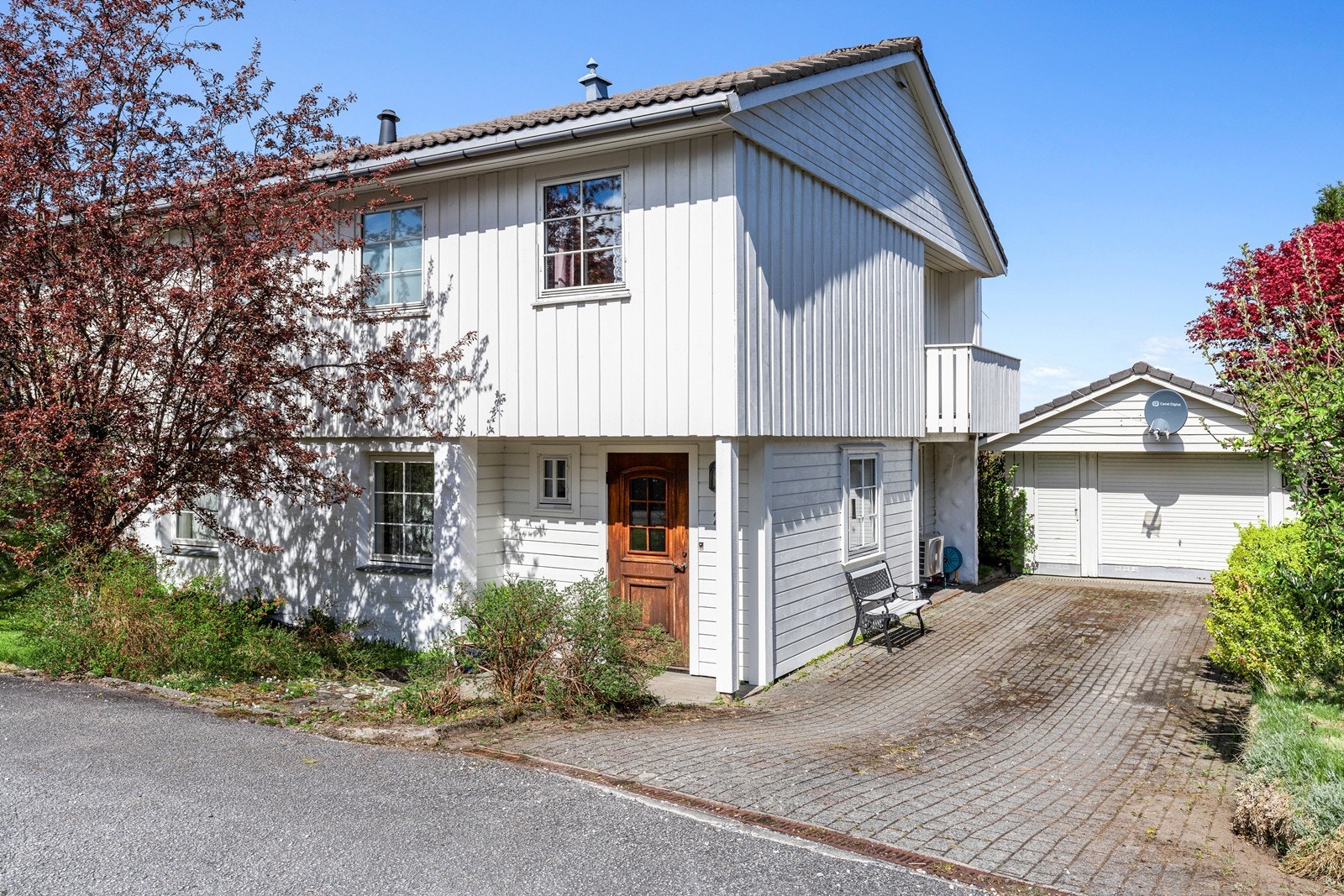 - Familievennlig enebolig beliggende i etablert og barnevennlig område med gode sol- og utsiktsforhold. - Galleribilde