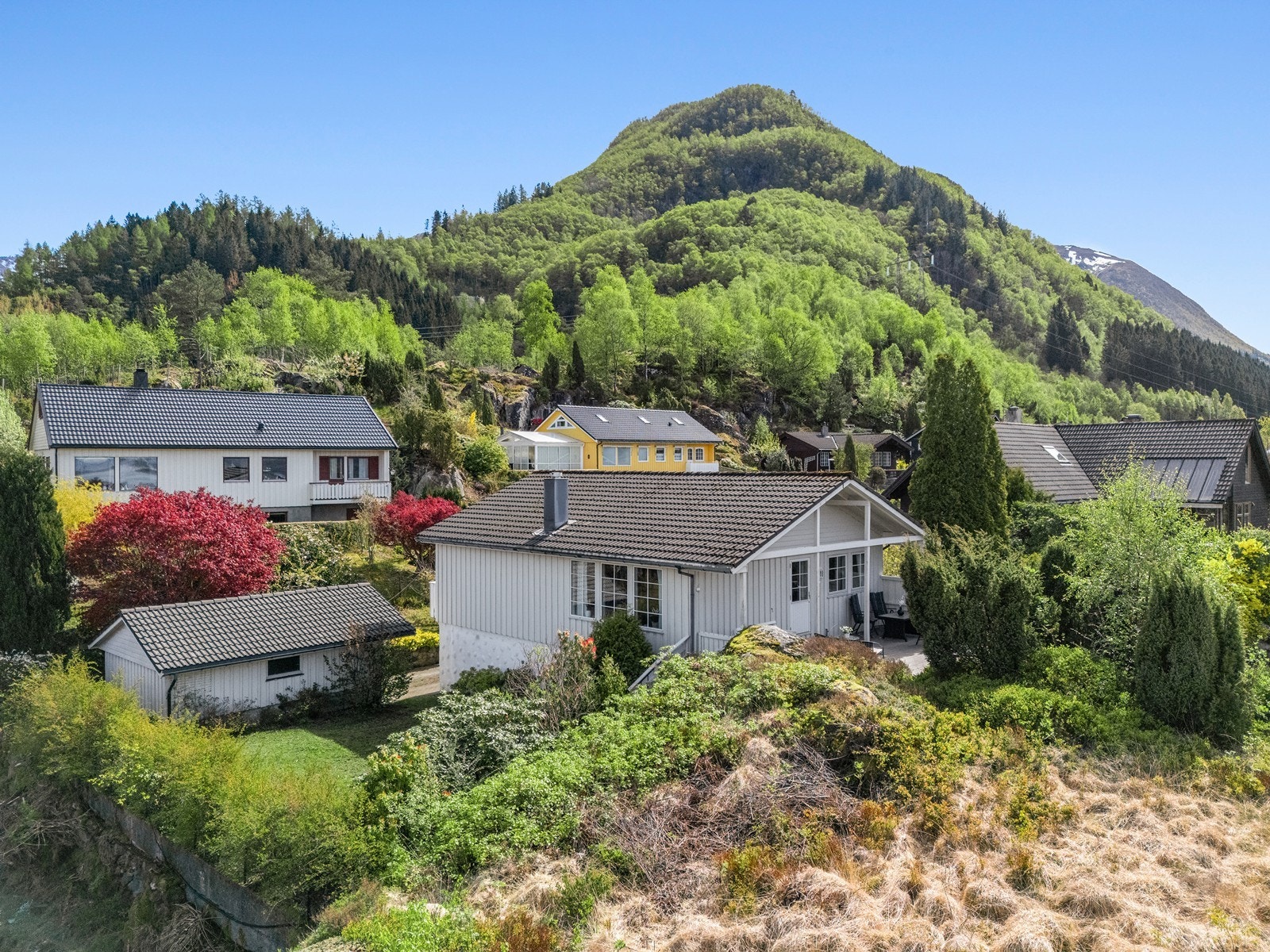 - Eiendommen har flott utsikt mot fjorden fra Dimmelsvik til Rosendal, og nærområdet består av tilsvarende bebyggelse som gir et helhetlig og trivelig bomiljø. Boligen ligger i et hyggelig nabolag med lite gjennomgangstrafikk - Galleribilde
