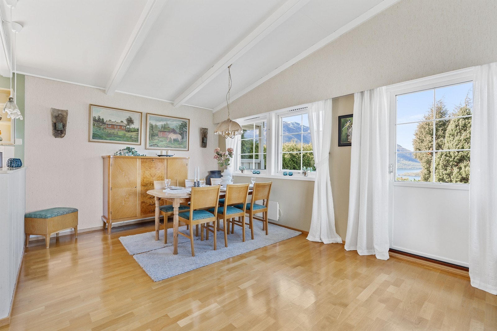 - Fra stuen er det direkte adkomst til terrassen. - Galleribilde