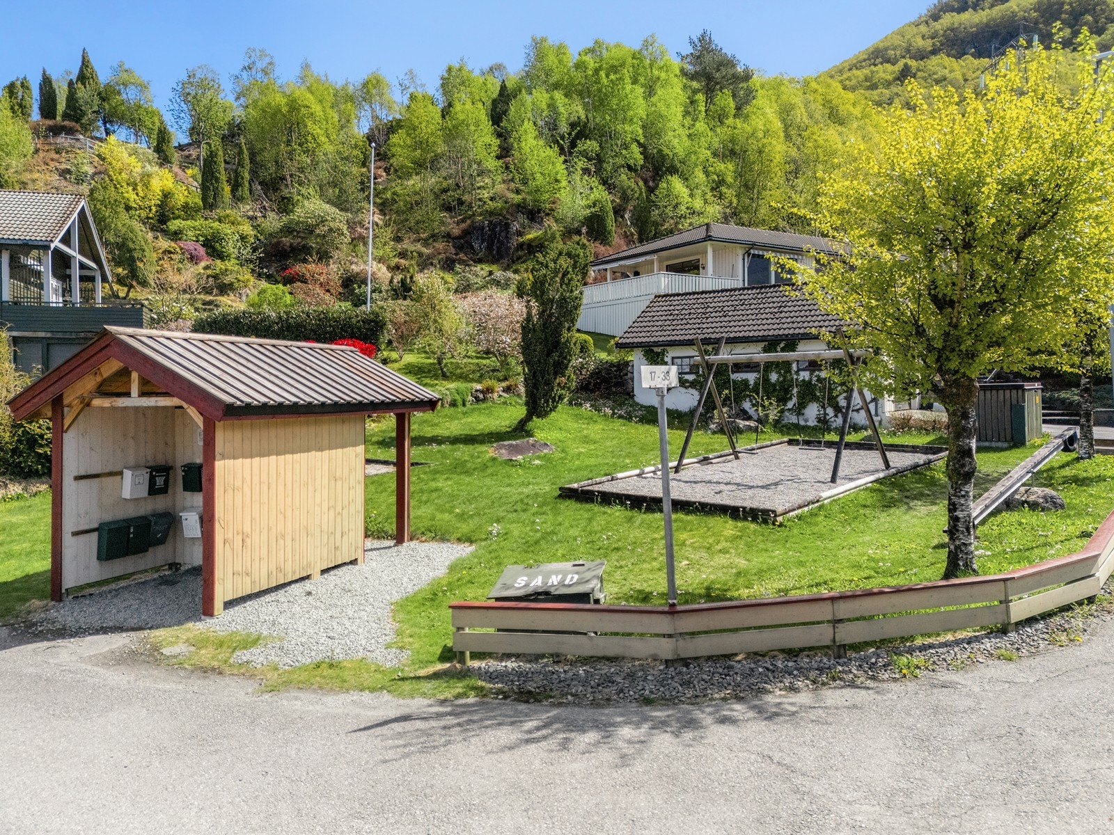 - Familievennlig nærområde med en liten lekeplass rett i nærheten - Galleribilde