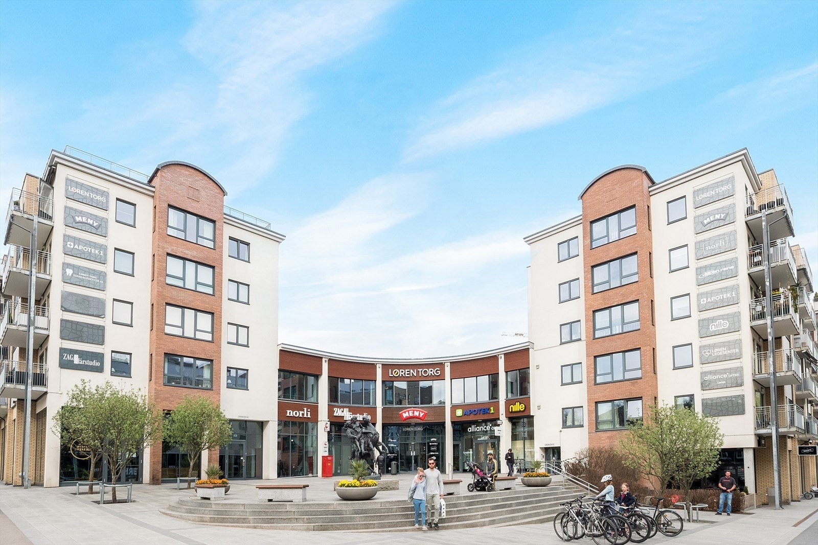 På Løren Torg finner du et godt utvalg av butikker, caféer, restauranter og servicetilbud, kombinert med grønne møteplasser og hyggelige uteområder. Galleribilde
