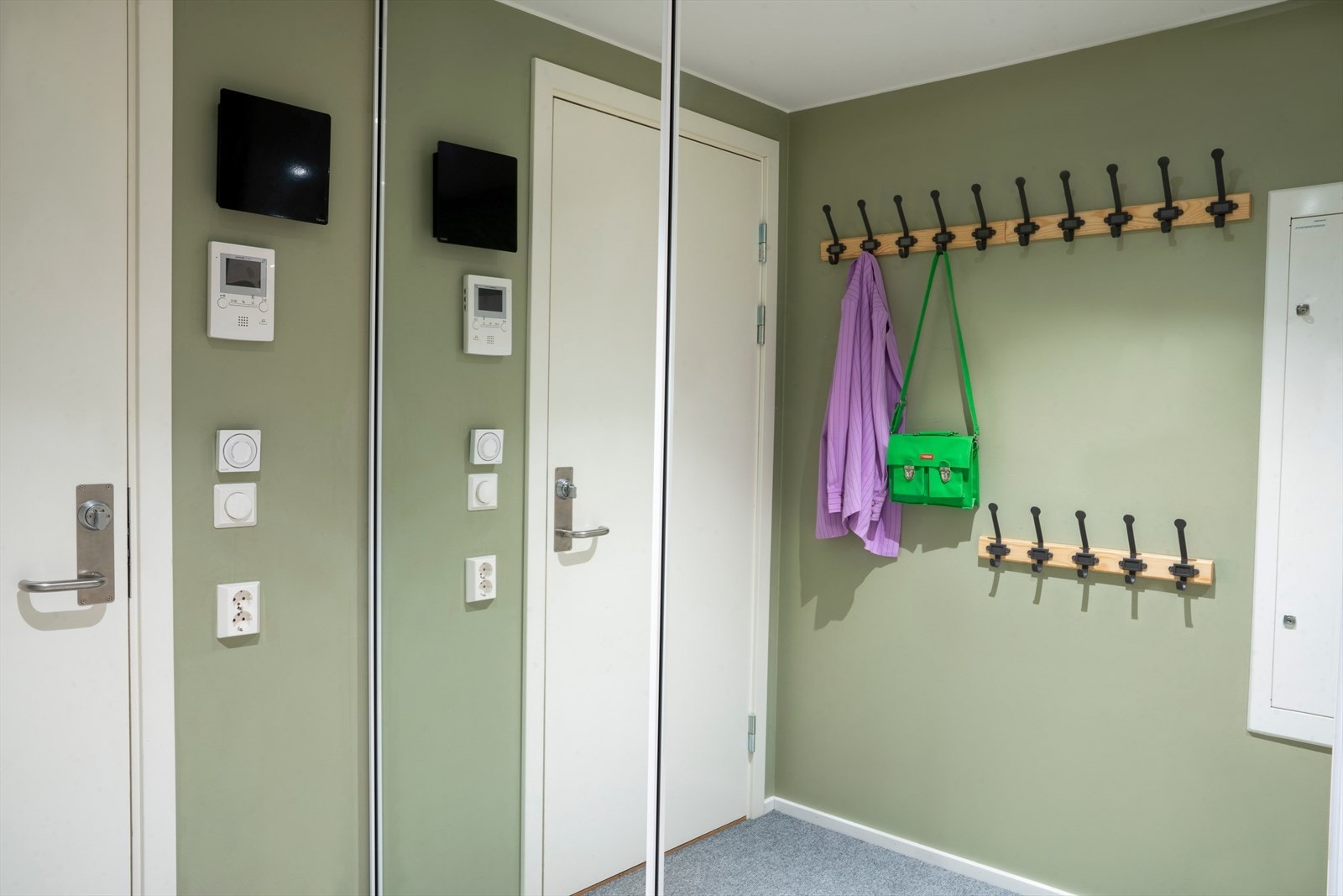 Entréen har veggmontert oppheng som gir god plassutnyttelse. Galleribilde