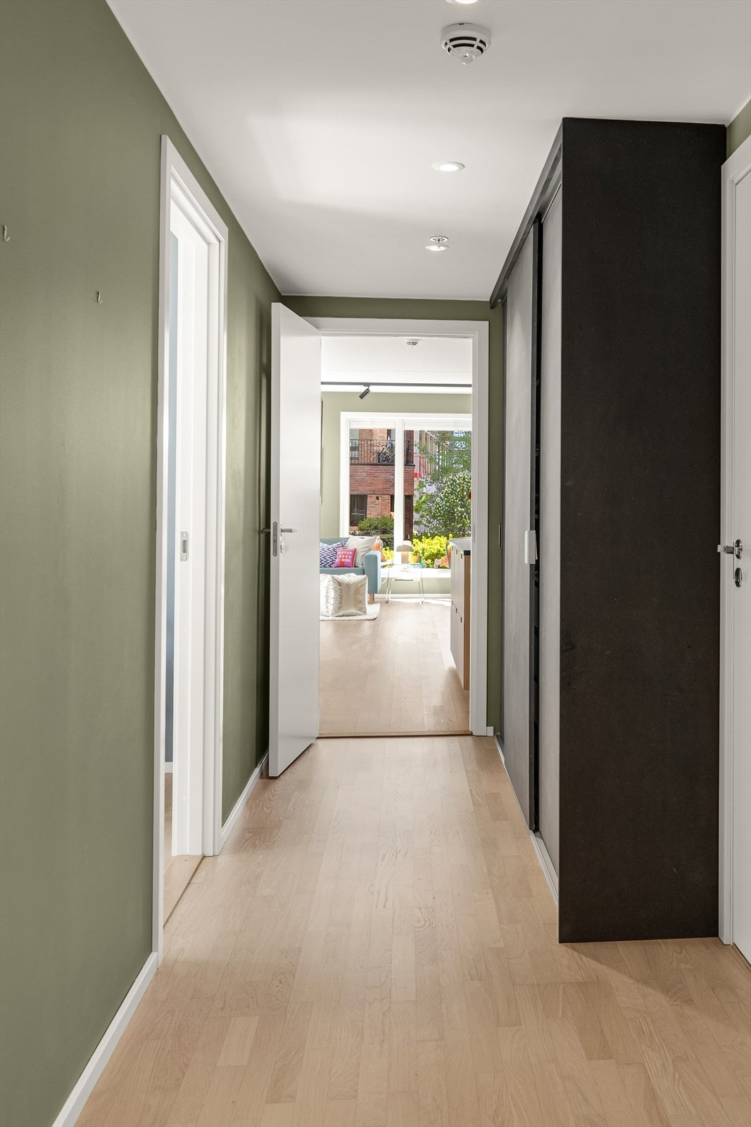 Gangen fra hovedsoverom mot stue og de andre soverommene. Galleribilde