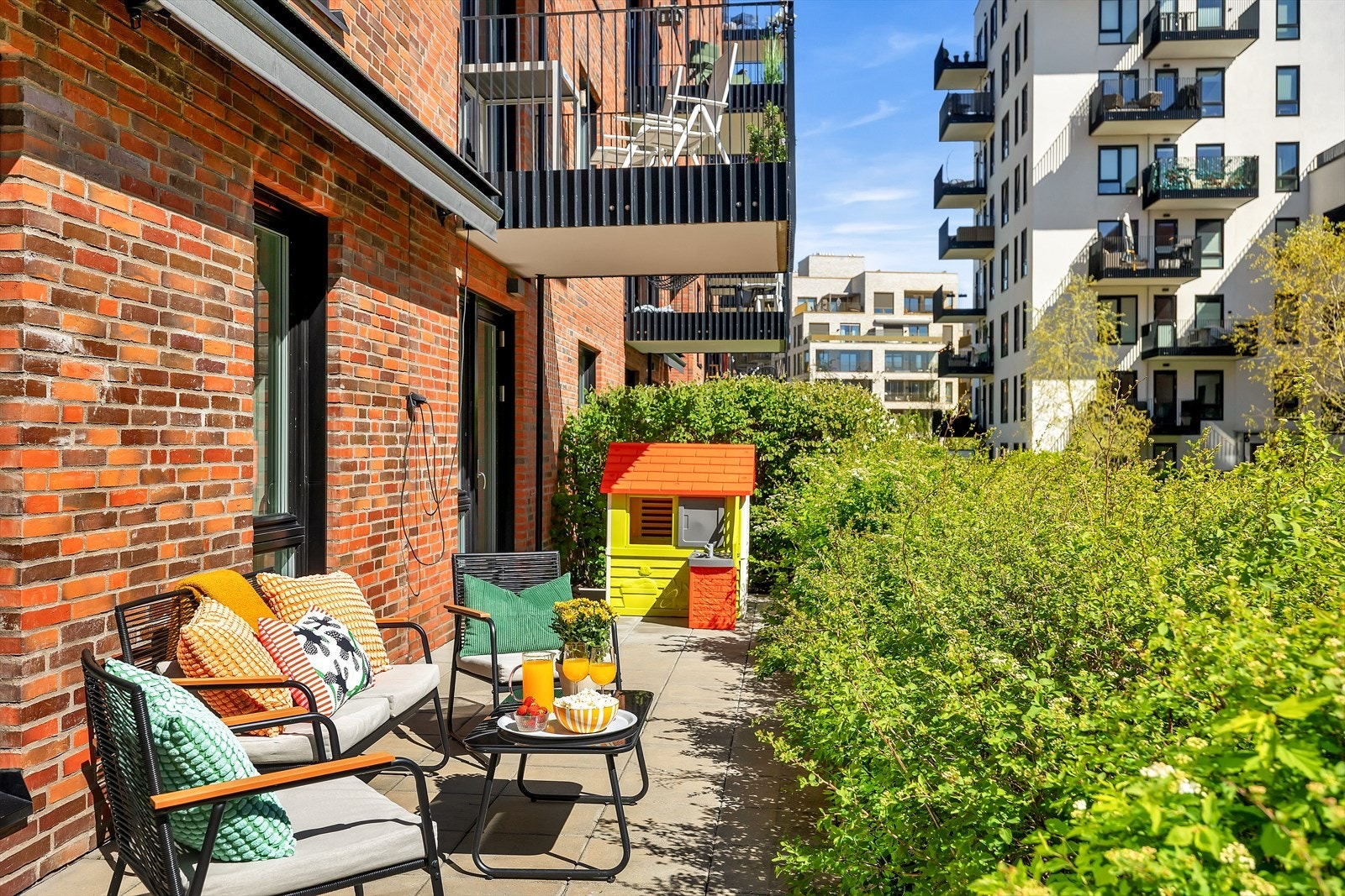 Her er det fin plass til utemøblement, grill og beplantning. Galleribilde