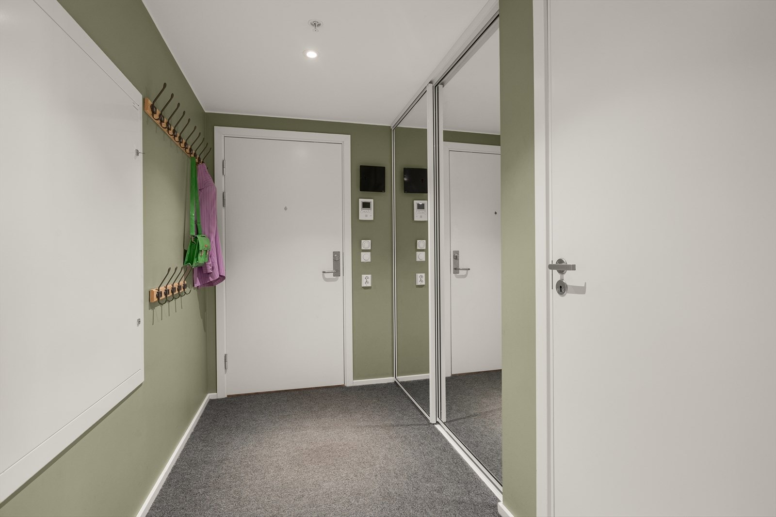 Det er enkel adkomst til leiligheten via heis fra garasjen til blokkens første etasje. Galleribilde