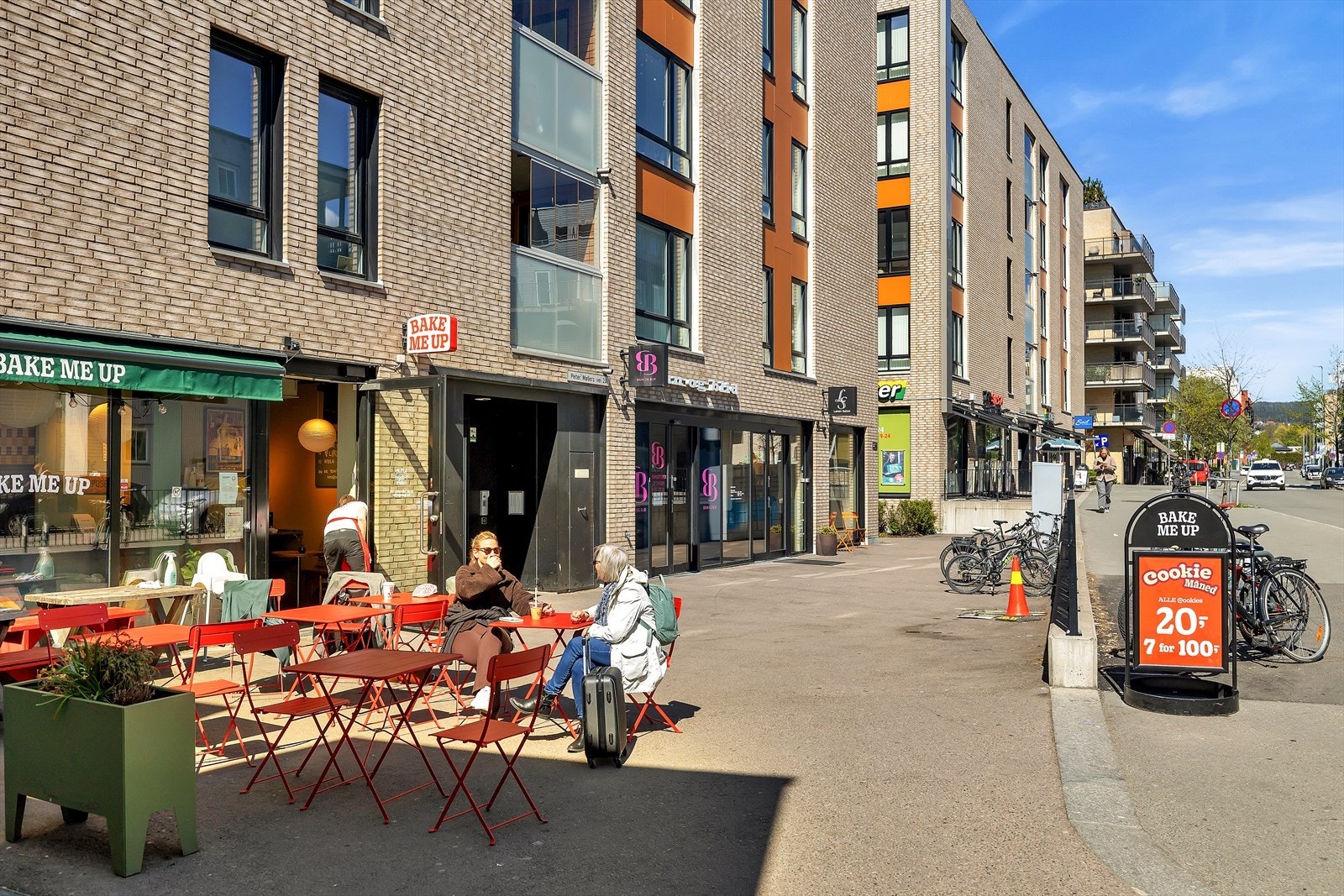 På Løren møter moderne byliv den gode nabolagsfølelsen. Her finner du hyggelige kaféer, lokale butikker og grønne omgivelser - alt samlet i et levende område med kort vei til sentrum. Galleribilde