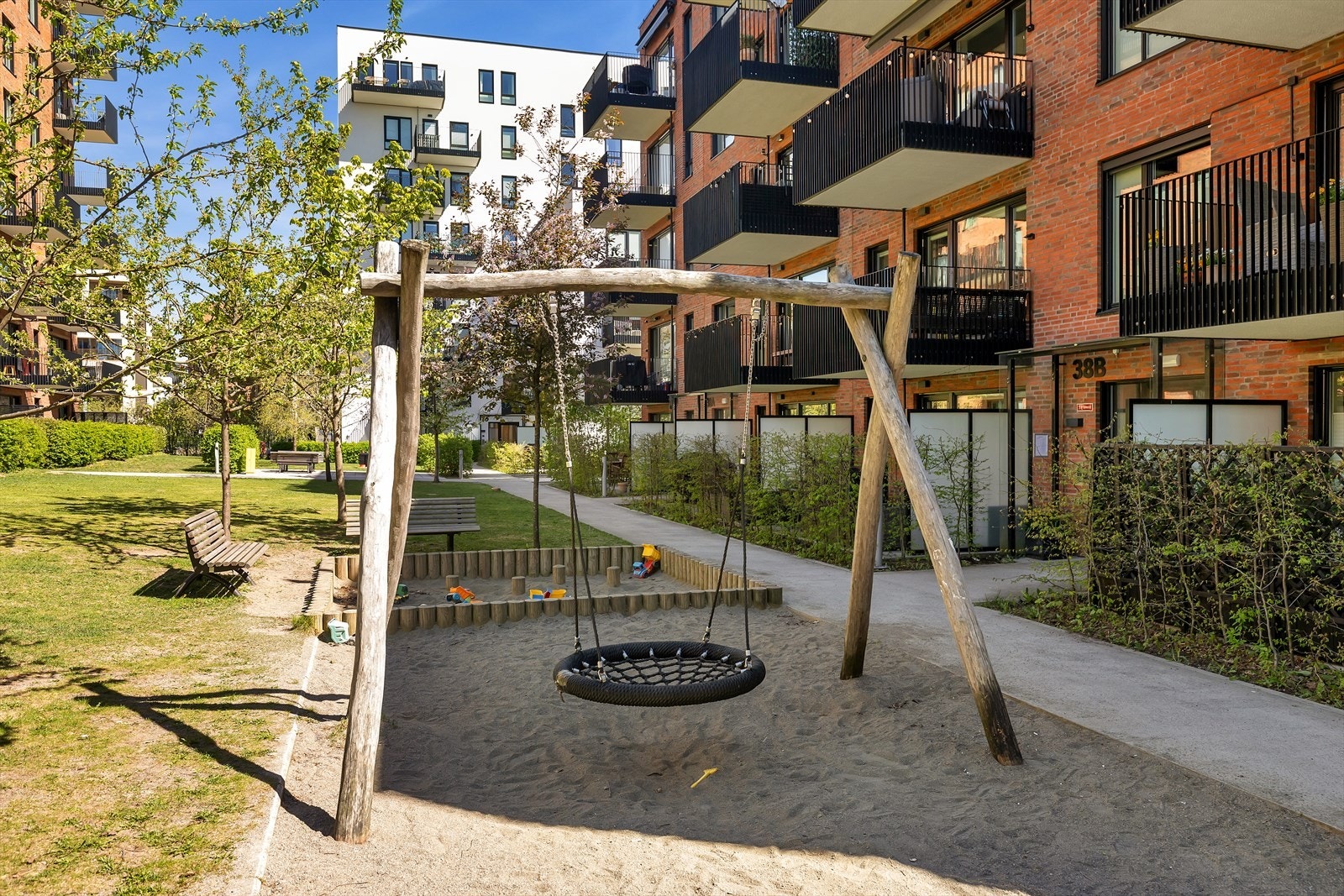 Lekeplass bidrar til et barnevennlig område. Galleribilde