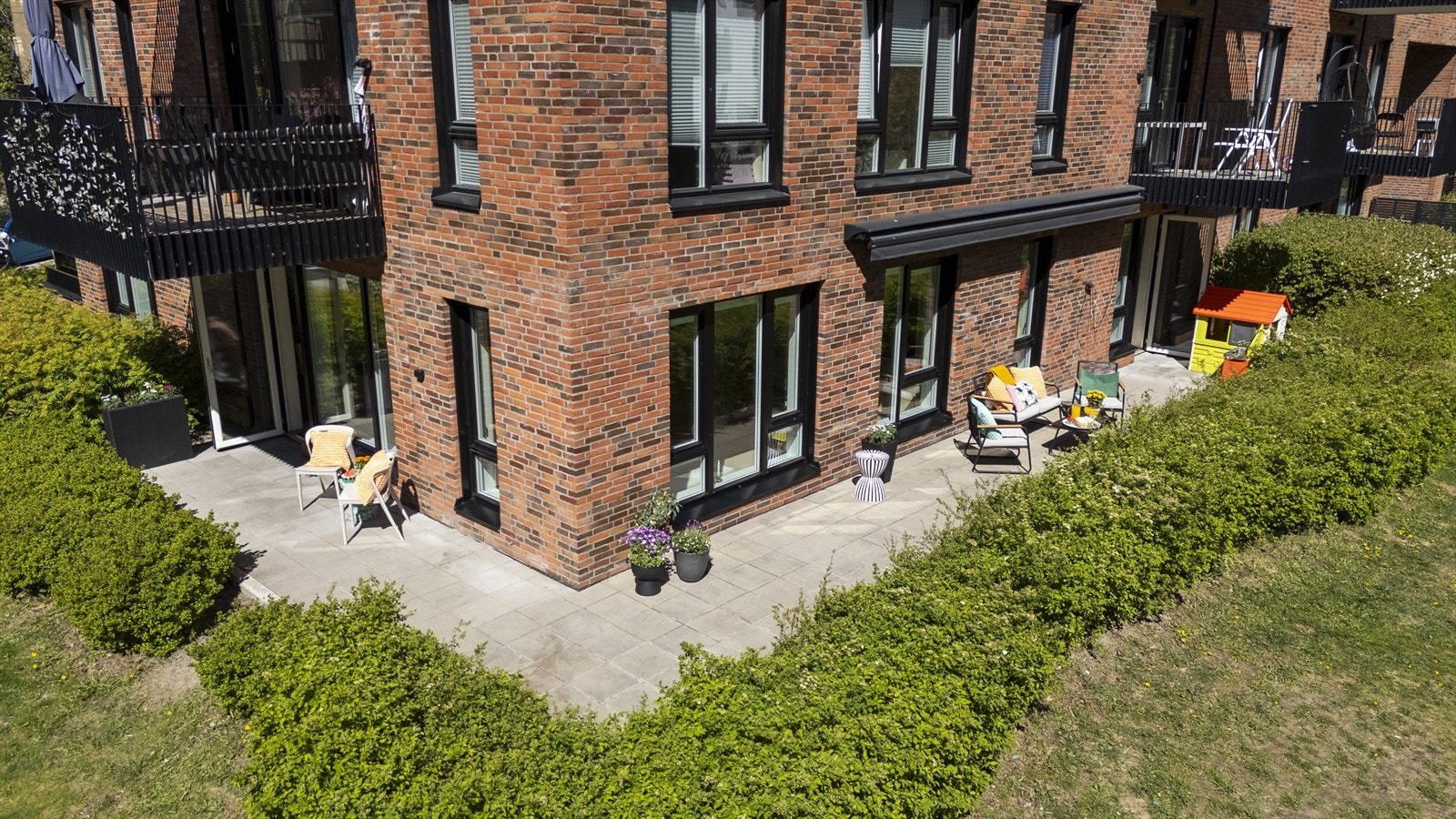 Uteplassen strekker seg rundt store deler av leiligheten og er dermed både sydøst- og sydvestvendt. Galleribilde