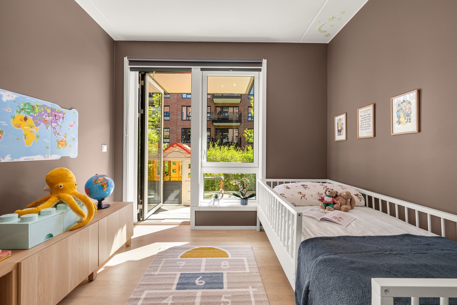Soverom 2 er godt egnet som barnerom, gjesterom eller kontor, alt etter behov. Herfra er det utgang til den herlige markterrassen. Galleribilde