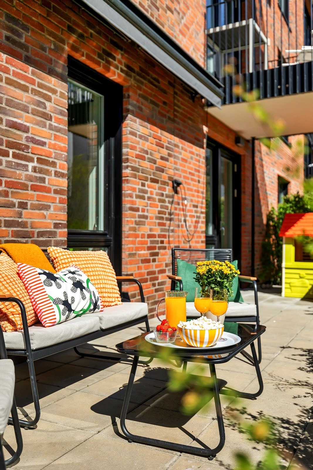 På solfylte sommerdager vil man ha sol på uteplassen gjennom store deler av dagen. Galleribilde