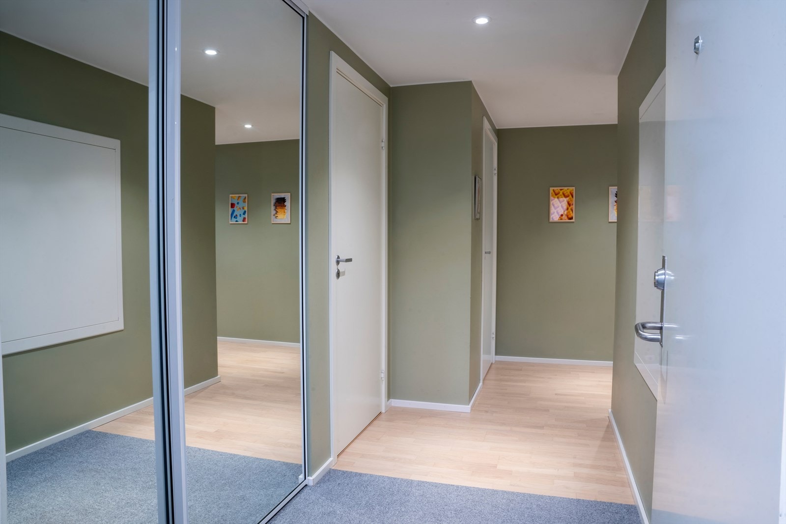 Plassbygget (2024) speilgarderobe i gang gir både oppbevaring og en god romfølelse. Galleribilde