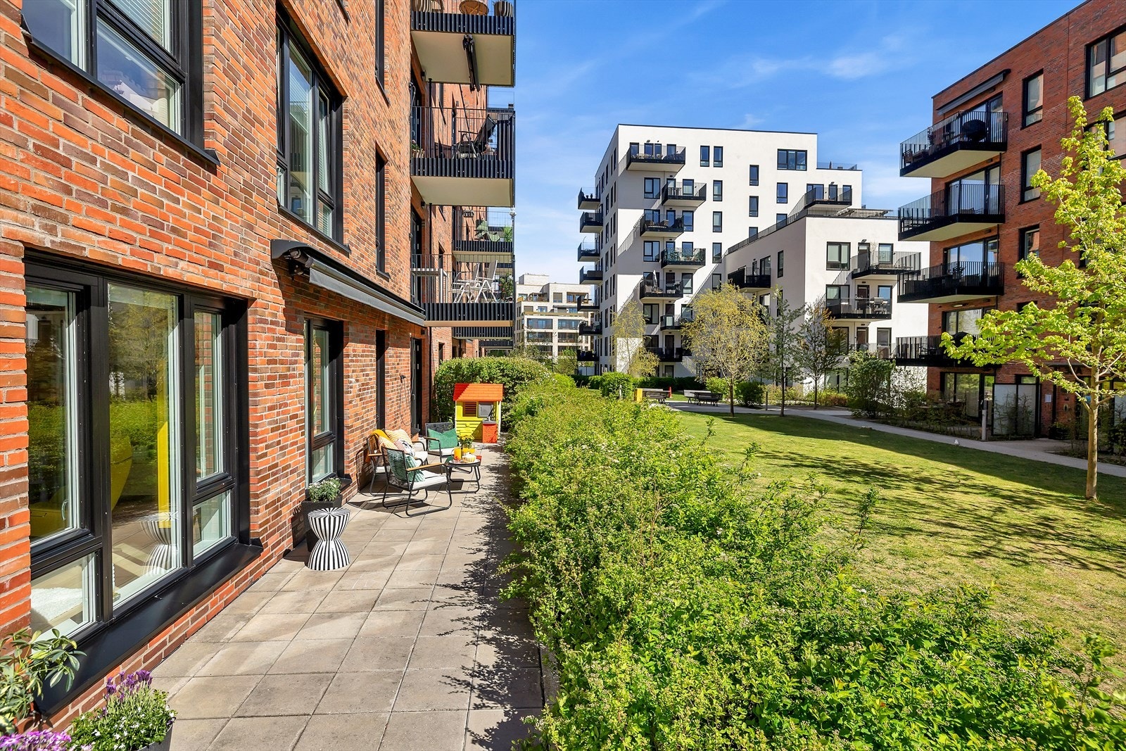 Fra uteplassen har du tilgang til sameiets flotte fellesområder med grøntarealer og lekeplass. Galleribilde
