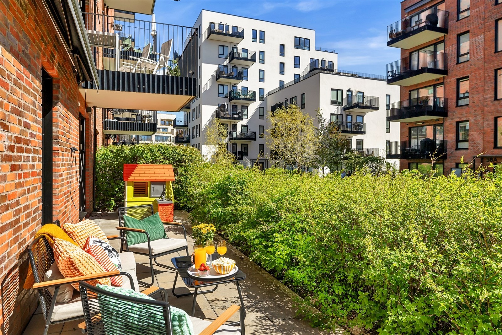 Stor og skjermet markterrasse med grønne omgivelser og gode solforhold - en perfekt forlengelse av boligen. Galleribilde