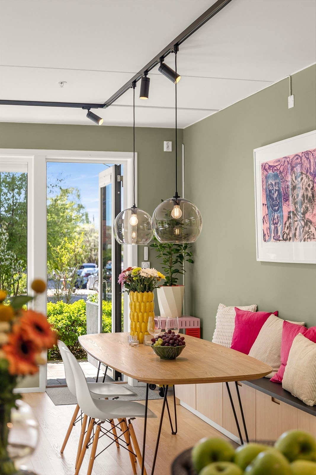 Utgang til markterrasse fra stuen gir enkel tilgang til uteområdet. Galleribilde