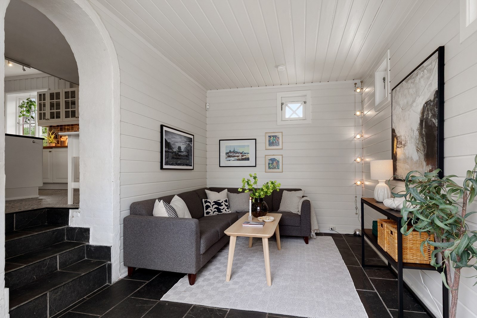 Rommet har fliser på gulv og varmekabler (ikke formelt godkjent som oppholdsrom) Galleribilde