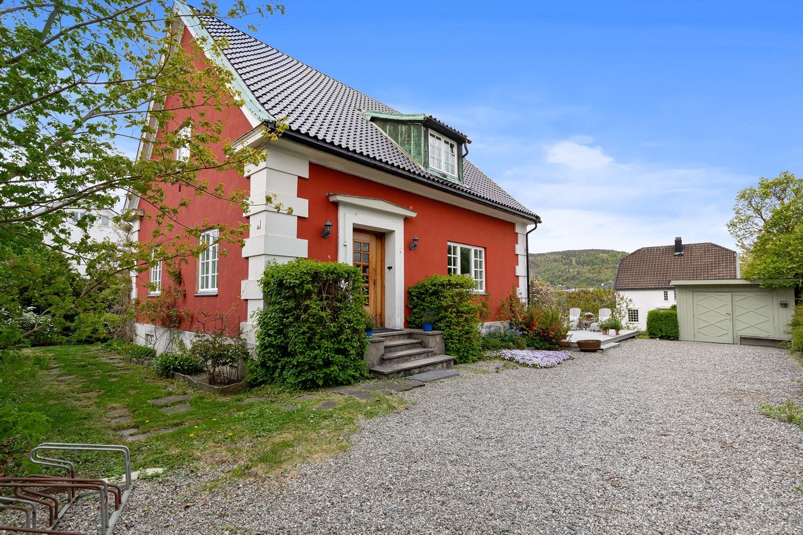 Gruset gårdsplass med gode parkeringsmuligheter Galleribilde
