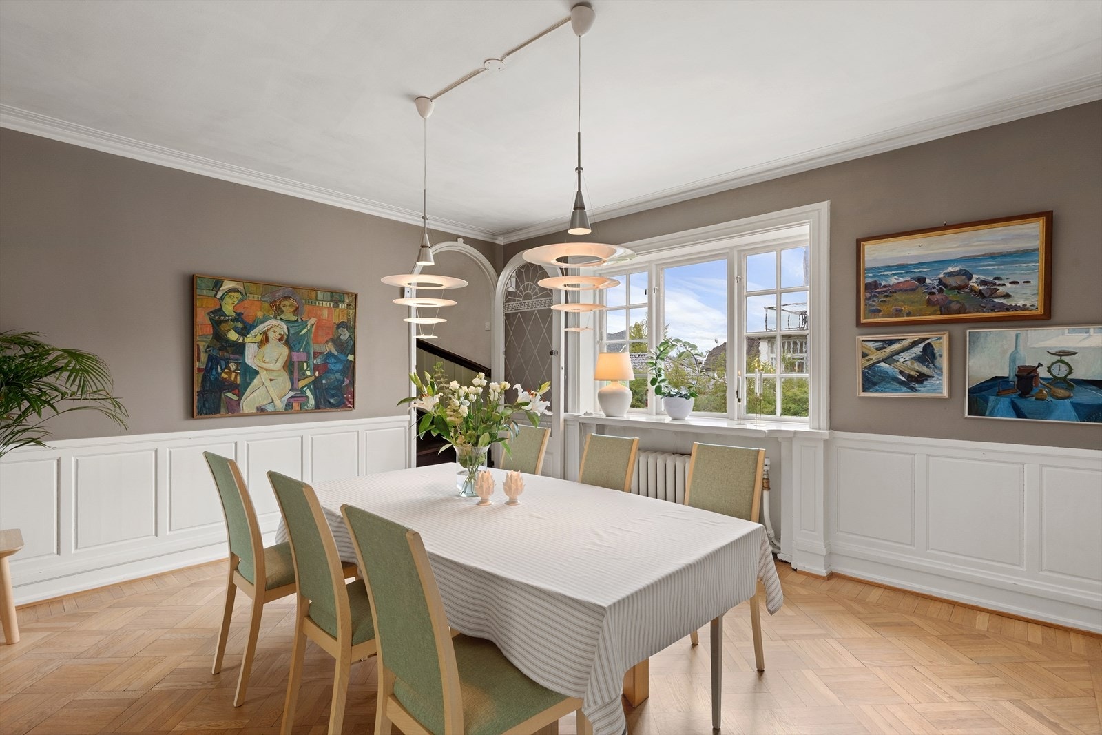 Boligen har flotte detaljer med original eikeparkett, brystningspanel, bredt listverk og flotte vinduer Galleribilde