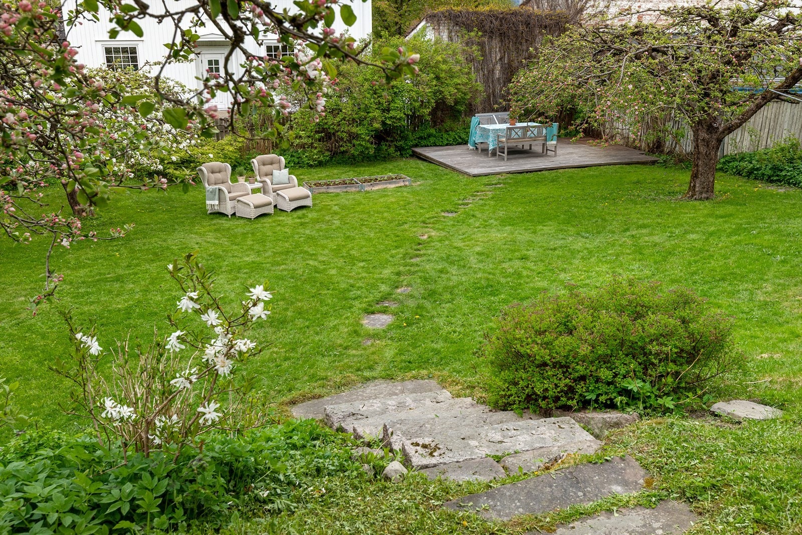 Flott steintrapp fra huset og ned til hagen Galleribilde