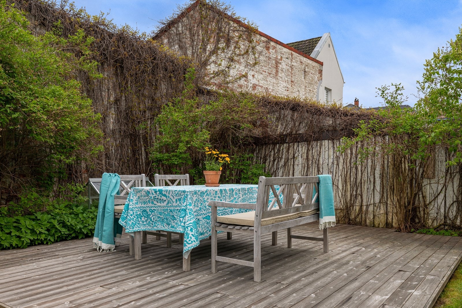 Skjermet terrasseplatting i lune omgivelser Galleribilde