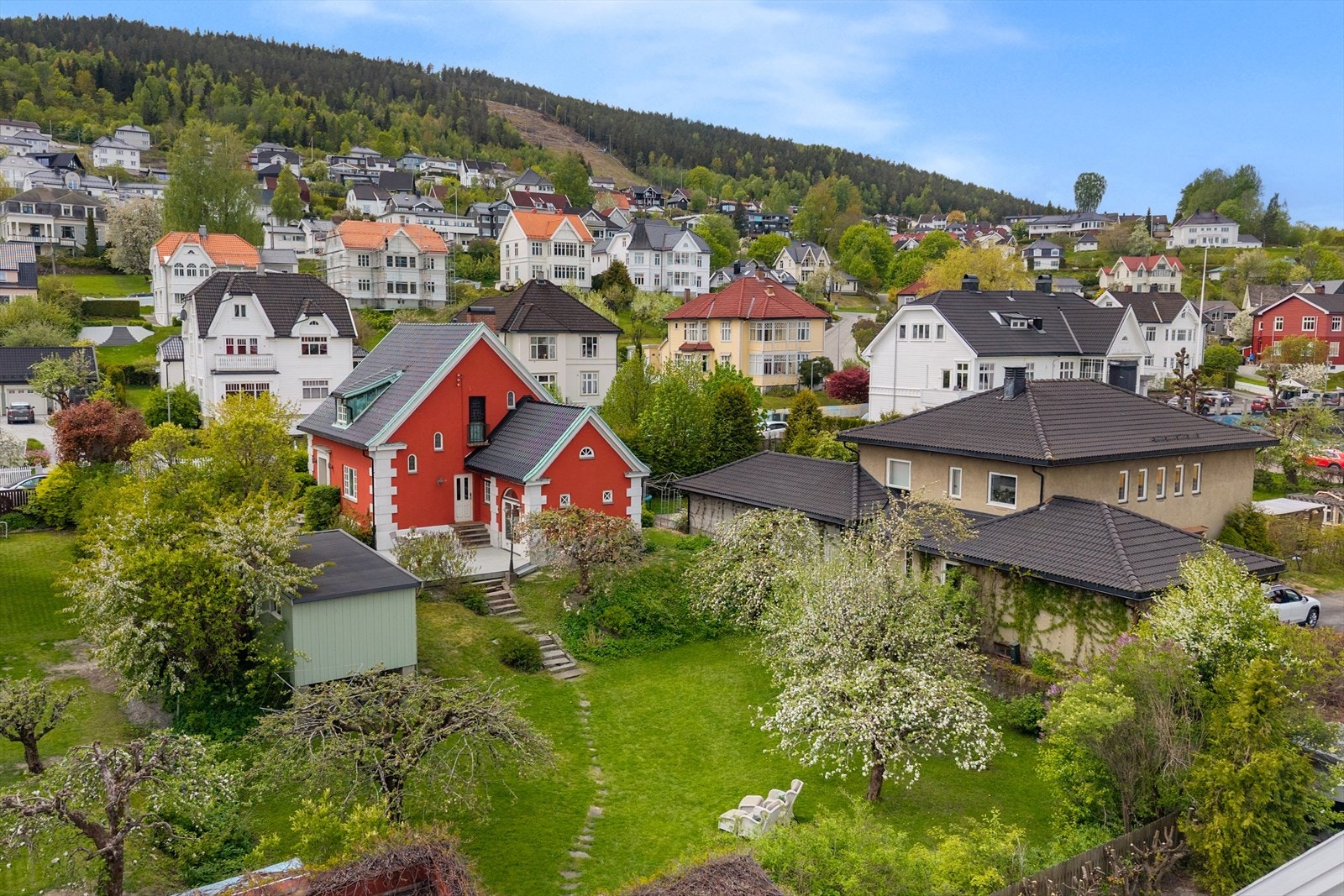 Dette er en særegen og vakker bolig med nydelig tomt Galleribilde