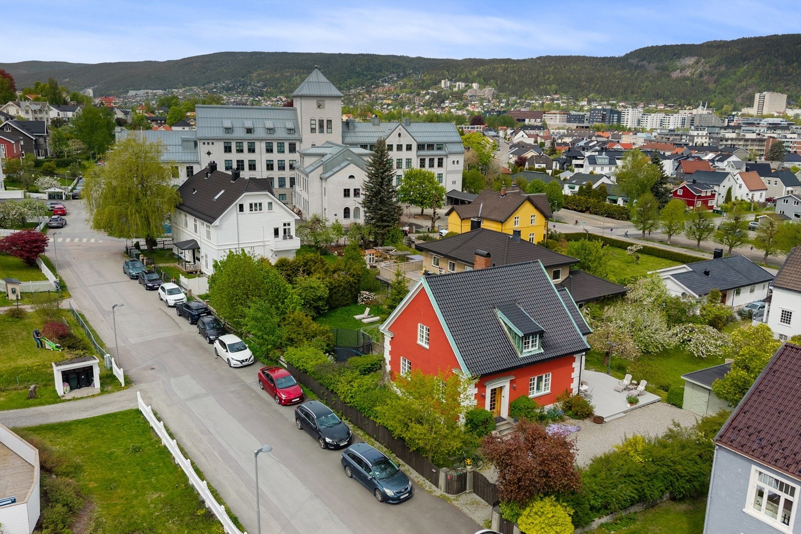 Boligen er beliggende i rolig gate med umiddelbar nærhet til Danvik barneskole Galleribilde